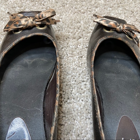 A.N.A. Women’s brown faux leather flats Sz 6.5 - Picture 3 of 5